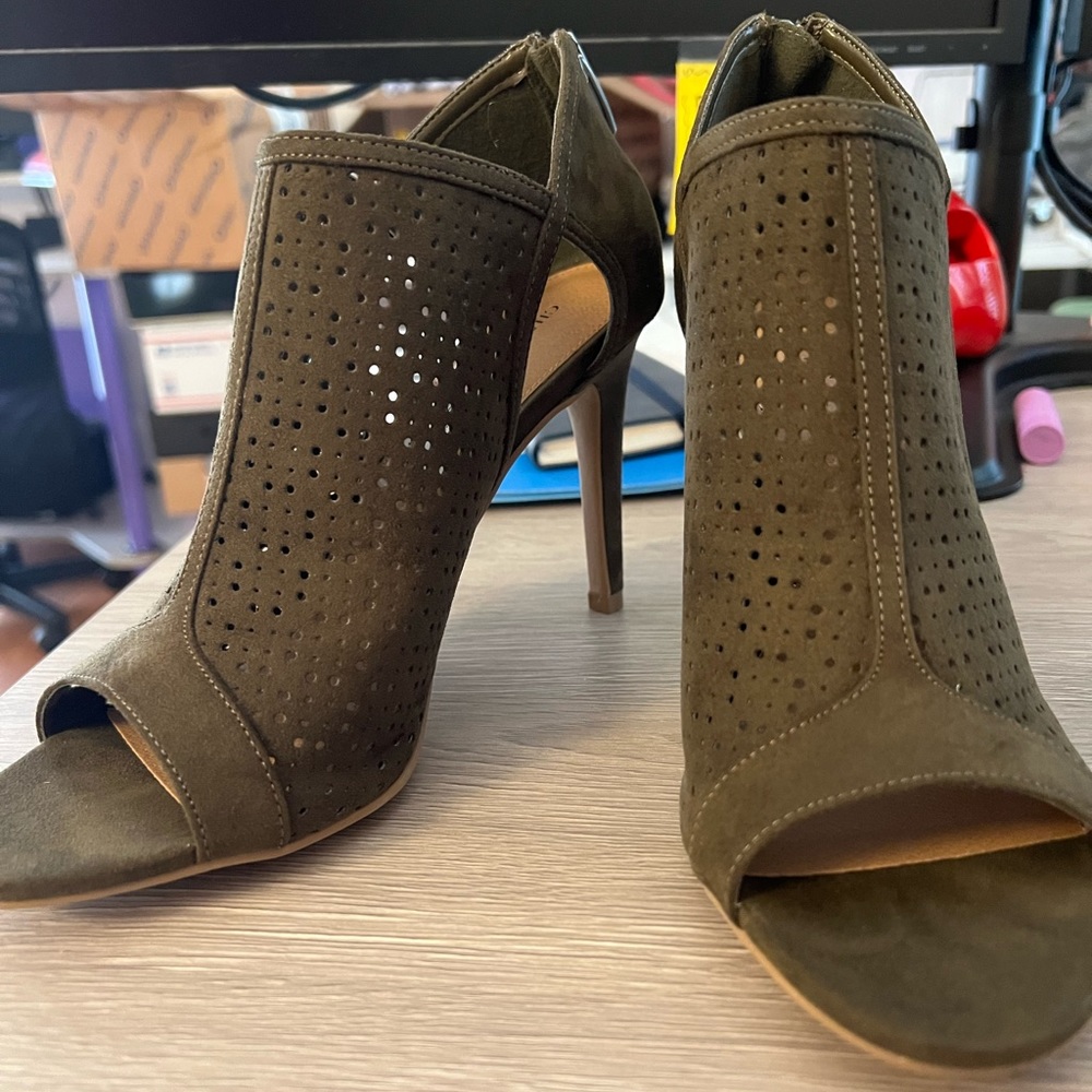 NWT | Christian Siriano | Olive Iggy Peek Toe Bootie Heels | size 9